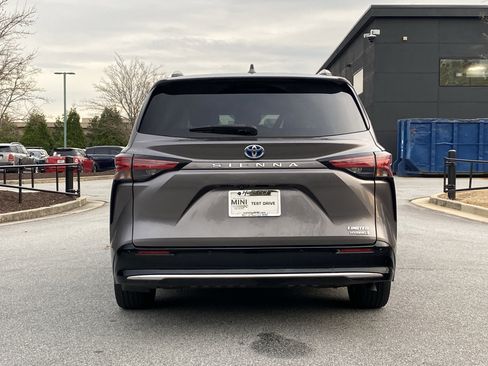 Used 2021 Toyota Sienna Limited image 17