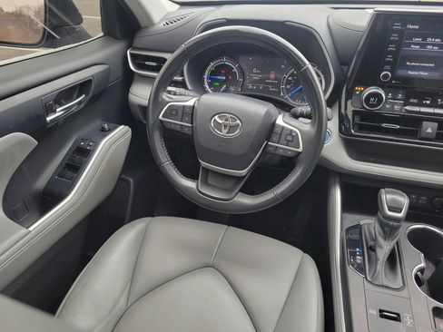 Used 2022 Toyota Highlander XLE AWD/4WD image 14