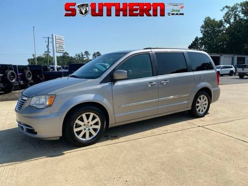 Used 2016 Chrysler Town & Country Touring FWD image 1