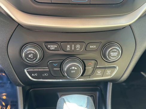 Used 2017 Jeep Cherokee Latitude w/ Safety/Convenience Group image 31