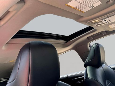 Used 2021 Toyota Highlander XLE FWD image 14