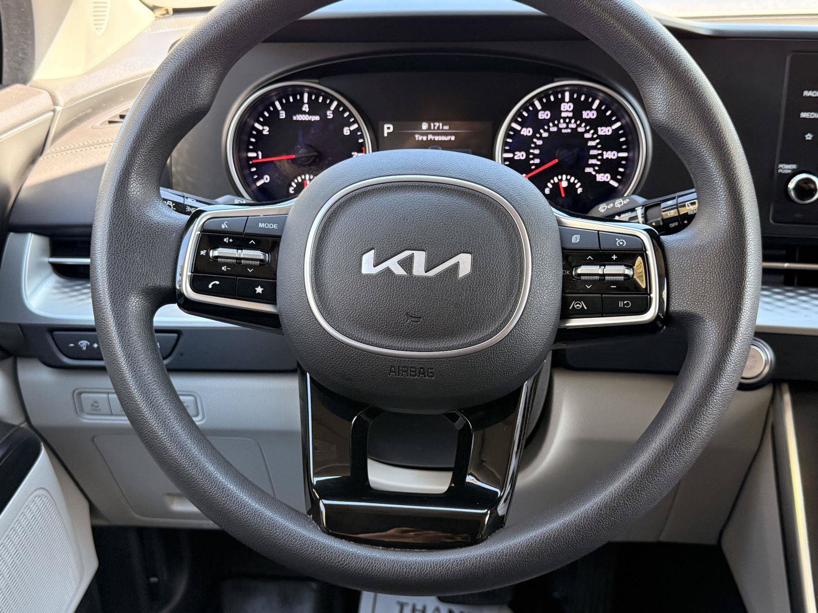 Used 2023 Kia Carnival LX FWD image 23