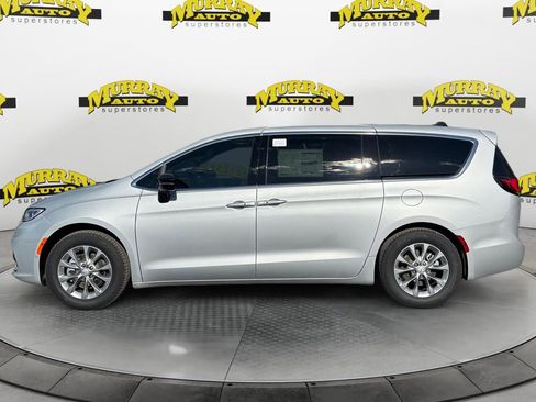 New 2026 Chrysler Pacifica Limited image 2