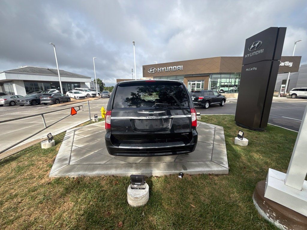 Used 2016 Chrysler Town & Country Limited FWD image 5