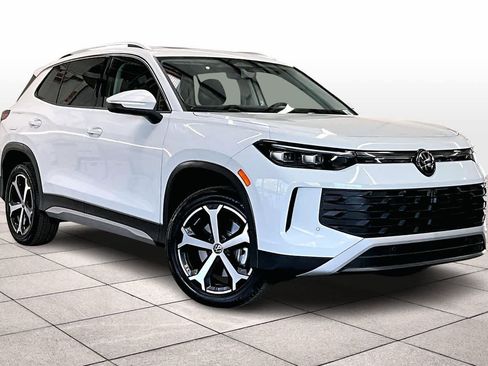 Used 2025 Volkswagen Tiguan SE w/ Panoramic Sunroof Package image 2