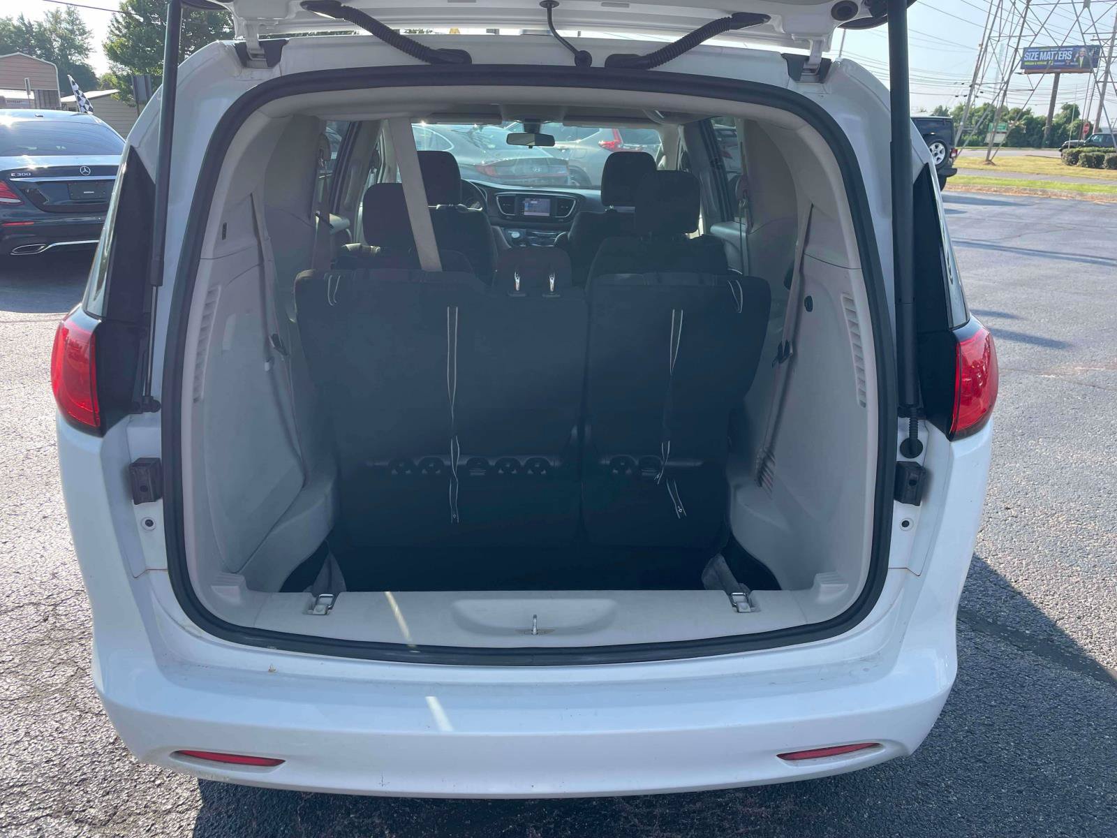 Used 2022 Chrysler Voyager LX FWD image 7