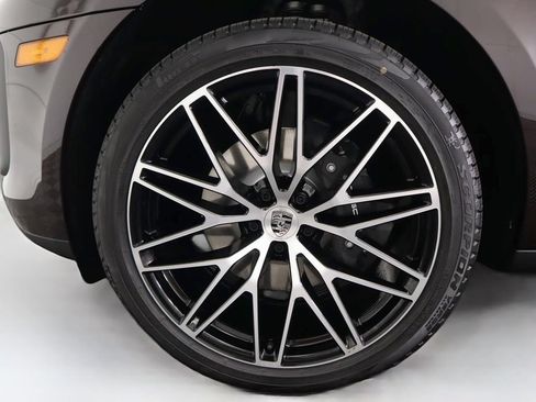 Used 2025 Porsche Macan AWD/4WD image 31