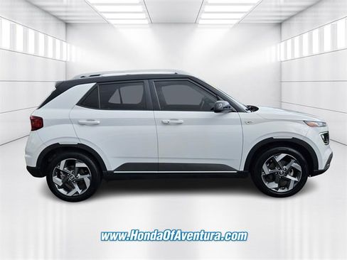Used 2022 Hyundai Venue Limited image 2
