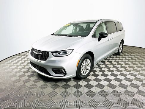 Certified 2024 Chrysler Pacifica Touring-L image 5