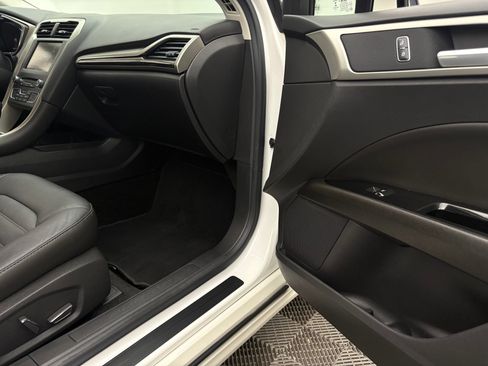 Used 2016 Ford Fusion SE w/ Equipment Group 202A FWD image 27