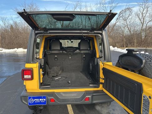 Used 2018 Jeep Wrangler Unlimited Sahara image 15