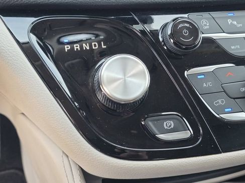 Used 2023 Chrysler Pacifica Limited image 39