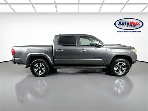 Used 2018 Toyota Tacoma TRD Sport image 9