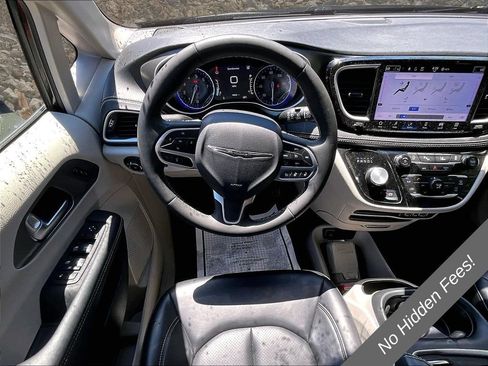 Used 2024 Chrysler Pacifica Touring-L FWD image 5
