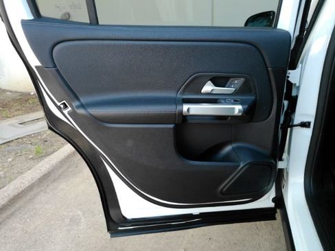 Used 2021 Mercedes-Benz GLB 250 w/ Premium Package image 15