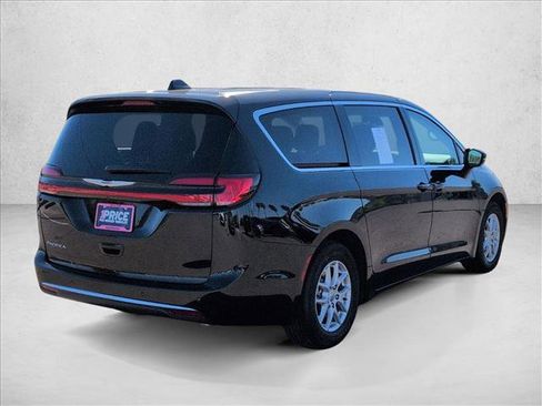 Used 2024 Chrysler Pacifica Touring-L image 5