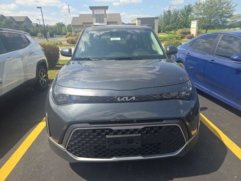 Used 2025 Kia Soul LX w/ LX Technology Package FWD image 2