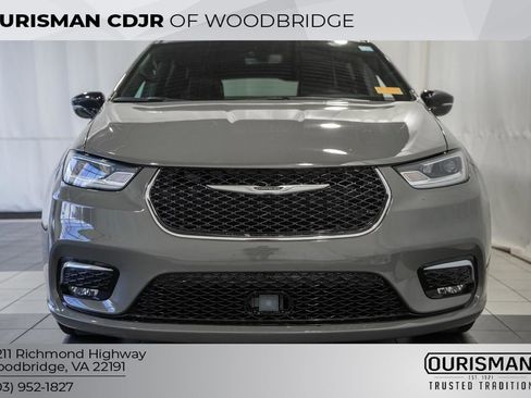 Used 2025 Chrysler Pacifica Select FWD image 2