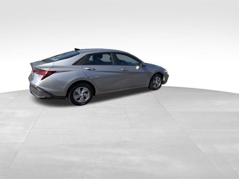 Used 2024 Hyundai Elantra SE FWD image 9