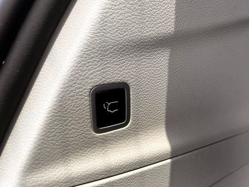 Used 2023 Chrysler Pacifica Touring-L FWD image 32