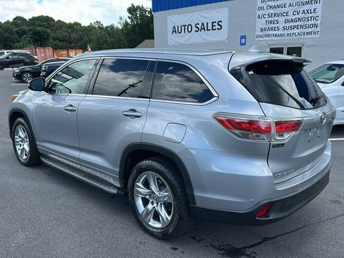 Used 2016 Toyota Highlander Limited w/ Driver Technology Package FWD image 3