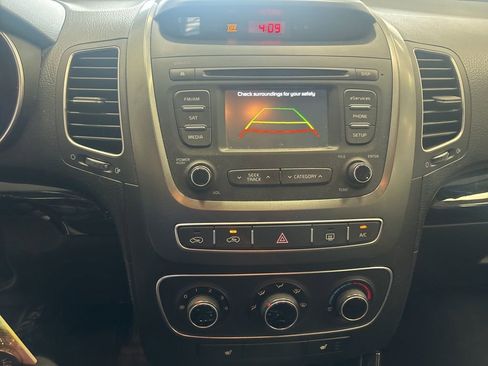 Used 2015 Kia Sorento LX image 3