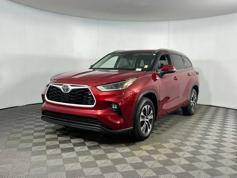 Used 2021 Toyota Highlander XLE image 3