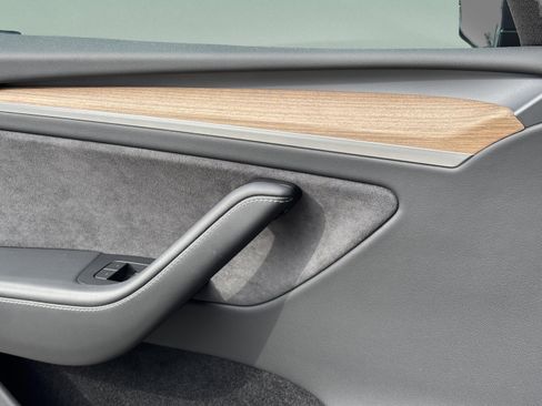 Used 2025 Tesla Model Y Long Range image 15