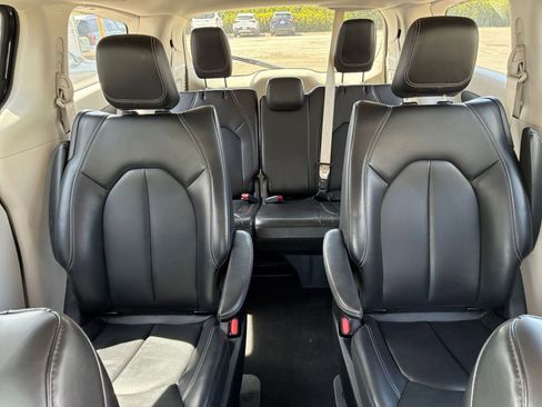 Used 2023 Chrysler Pacifica Touring-L image 41