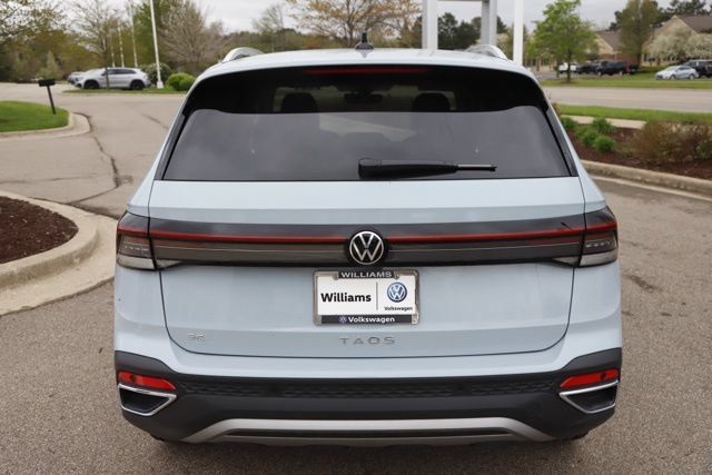 Used 2025 Volkswagen Taos SE FWD image 4