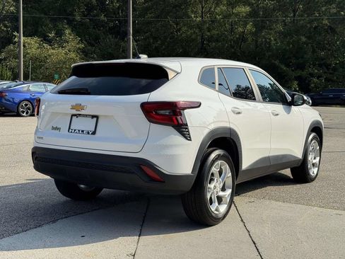 Used 2024 Chevrolet Trax LS w/ LS Convenience Package FWD image 22
