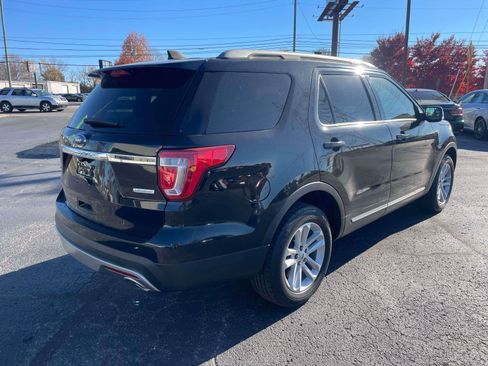 Used 2017 Ford Explorer XLT image 3