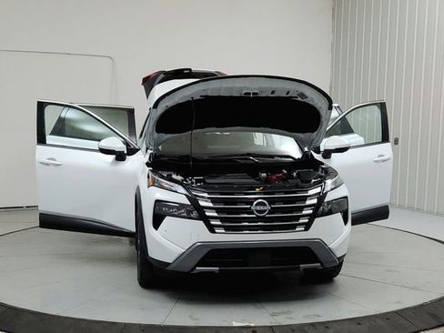 Used 2025 Nissan Rogue SL AWD/4WD image 10