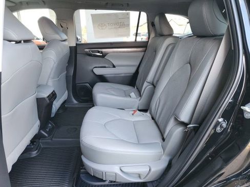 New 2026 Toyota Highlander Platinum image 18