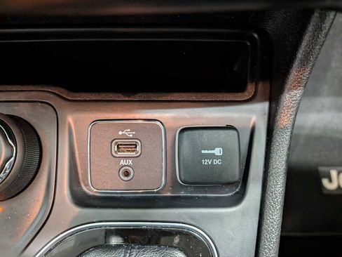 Used 2019 Jeep Cherokee Limited image 31