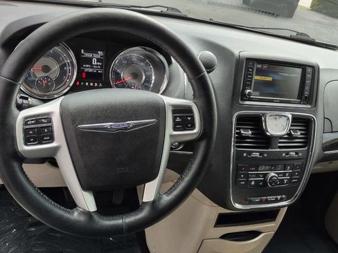 Used 2015 Chrysler Town & Country Touring w/ Driver Convenience Group image 14