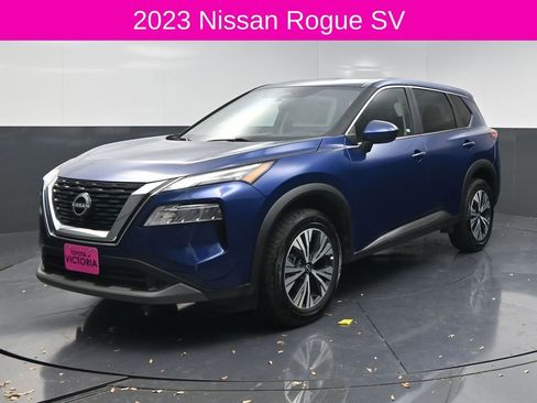 Used 2023 Nissan Rogue SV image 2