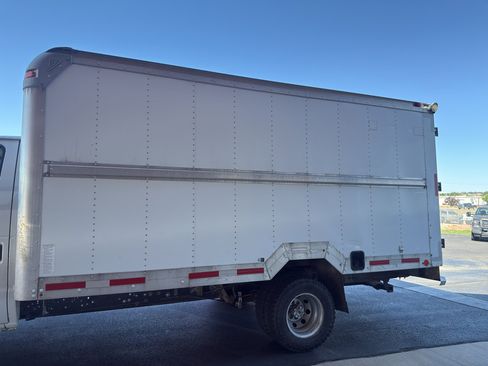 Used 2003 Ford E-350 and Econoline 350 Super Duty image 4