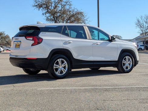 Used 2024 GMC Terrain SLE image 4