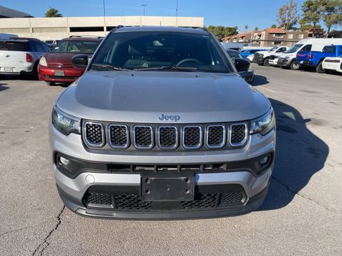 Used 2024 Jeep Compass Latitude image 2