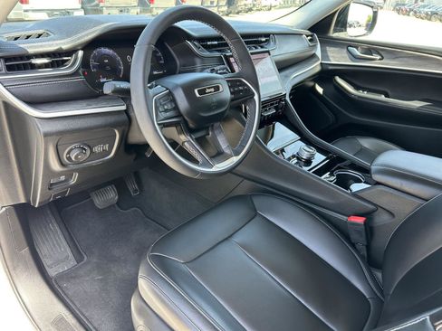 Used 2023 Jeep Grand Cherokee Limited w/ Black Appearance Package AWD/4WD image 17