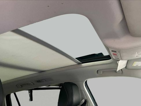 Used 2018 Volkswagen Tiguan SEL FWD image 14