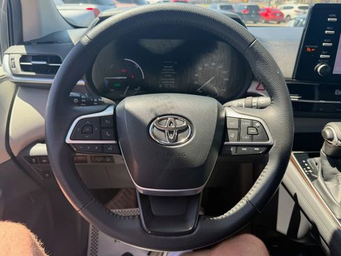 Used 2023 Toyota Sienna XLE AWD/4WD image 14
