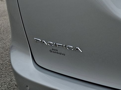 Used 2024 Chrysler Pacifica Limited image 31