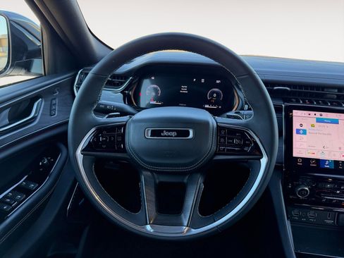 Used 2023 Jeep Grand Cherokee Overland w/ Luxury Tech Group IV image 12