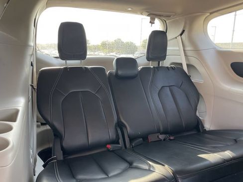 Used 2023 Chrysler Pacifica Touring-L FWD image 28
