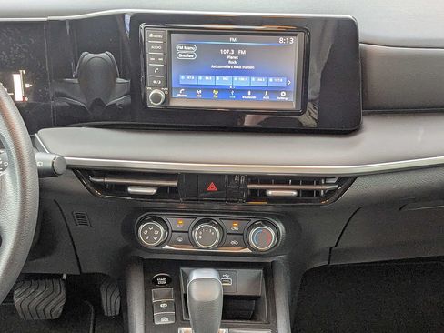 Used 2025 Nissan Kicks S AWD/4WD image 18