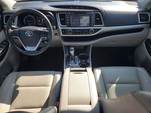 Used 2019 Toyota Highlander XLE AWD/4WD image 22
