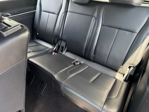 Used 2018 Ford Expedition XLT w/ Equipment Group 202A AWD/4WD image 9
