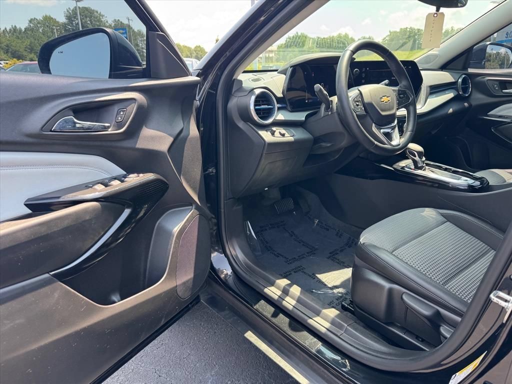 Used 2025 Chevrolet Trax LT w/ Driver Confidence Package FWD image 13